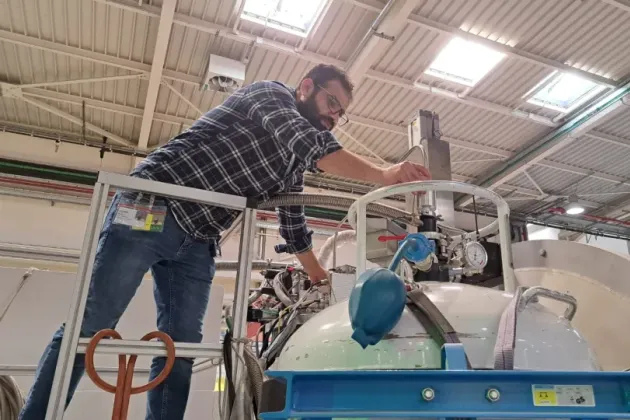 Ahmed Alshemi fyller på en behållare med flytande helium under experimentet. Foto: Oskar Stepancic.