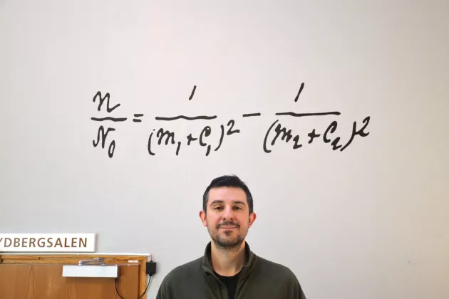 "I am honored and grateful for NJP's recognition," says Armin Tavakoli, standing before Rydberg’s formula at the Department of Physics. Photo: Johan Lindskoug