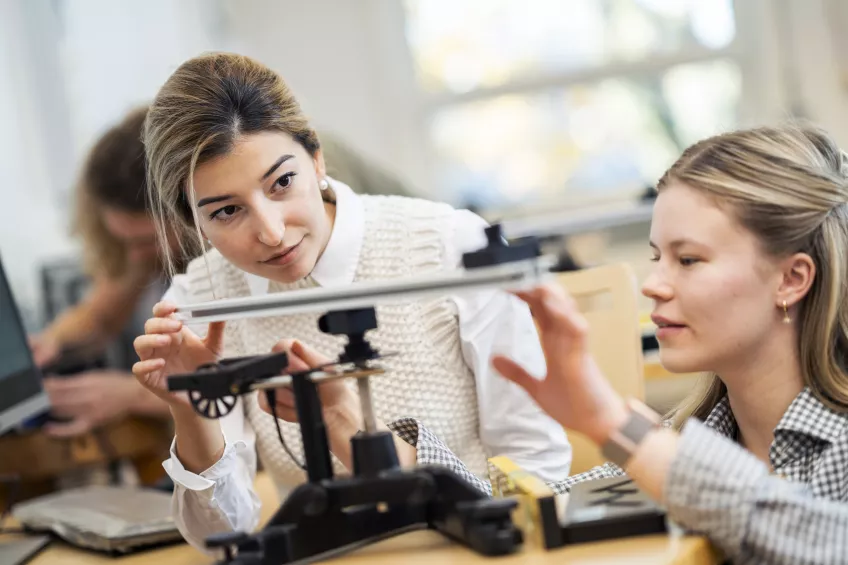 Student conducting an experiment in physics. Photo: Johan Persson